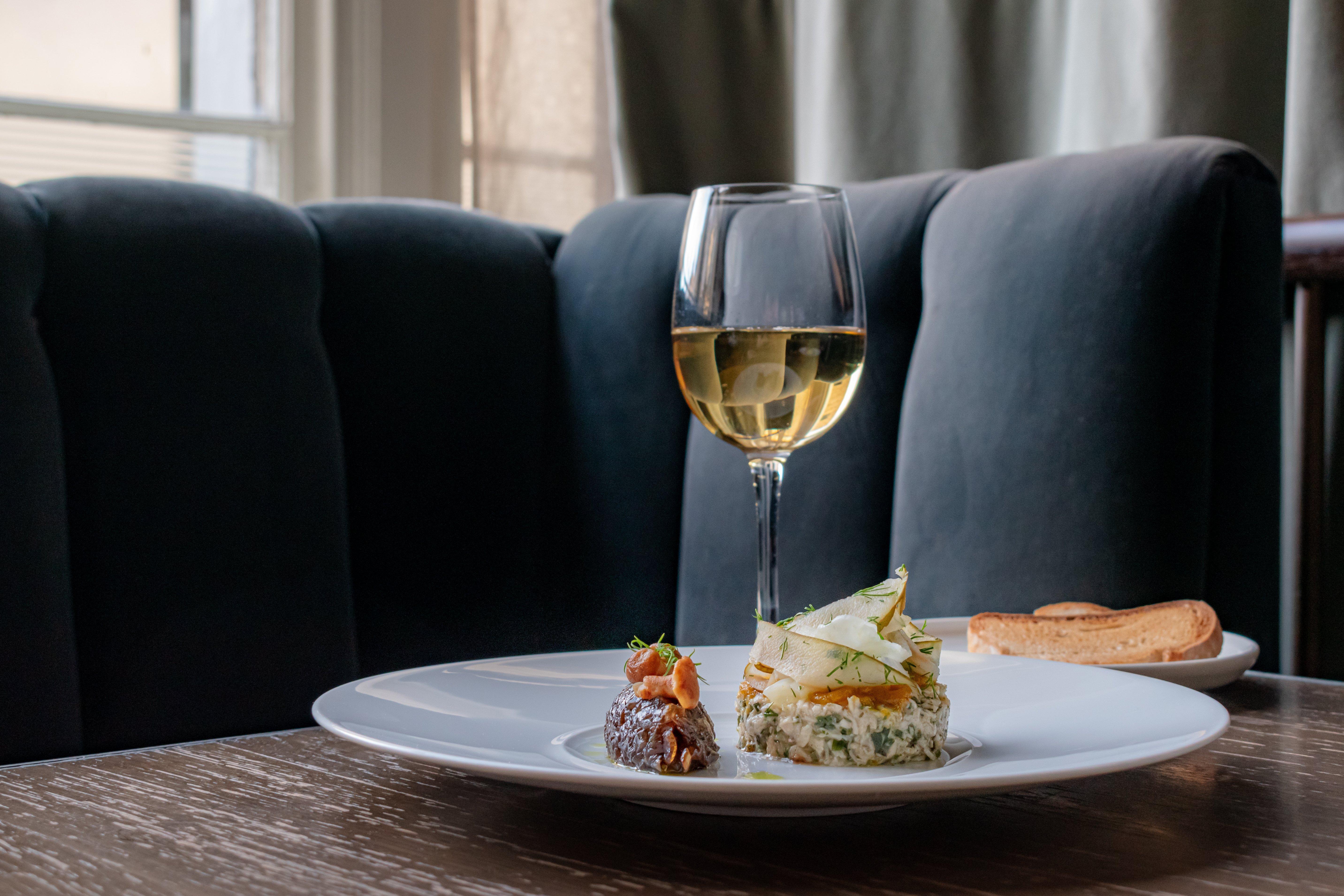 Intercontinental Edinburgh The George By Ihg Hotel Ngoại thất bức ảnh A glass of white wine