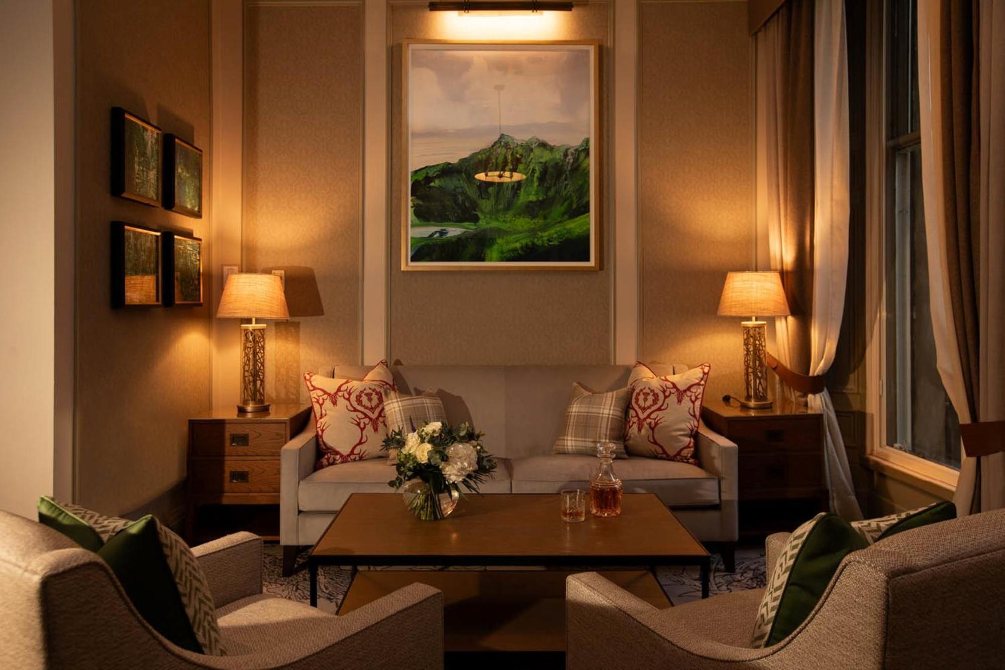 Intercontinental Edinburgh The George By Ihg Hotel Ngoại thất bức ảnh A living room with a painting by the artist