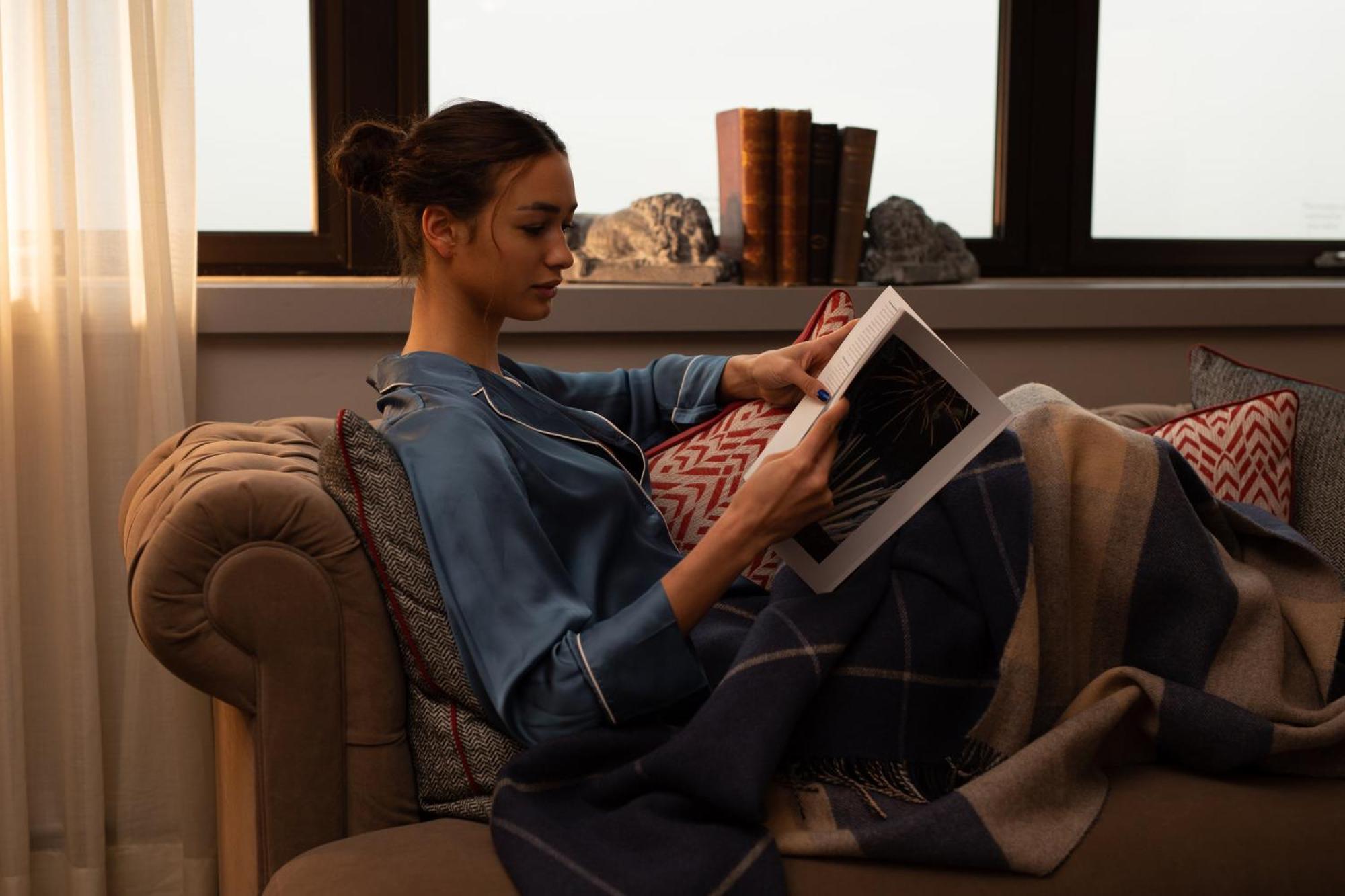 Intercontinental Edinburgh The George By Ihg Hotel Ngoại thất bức ảnh A woman reading a book