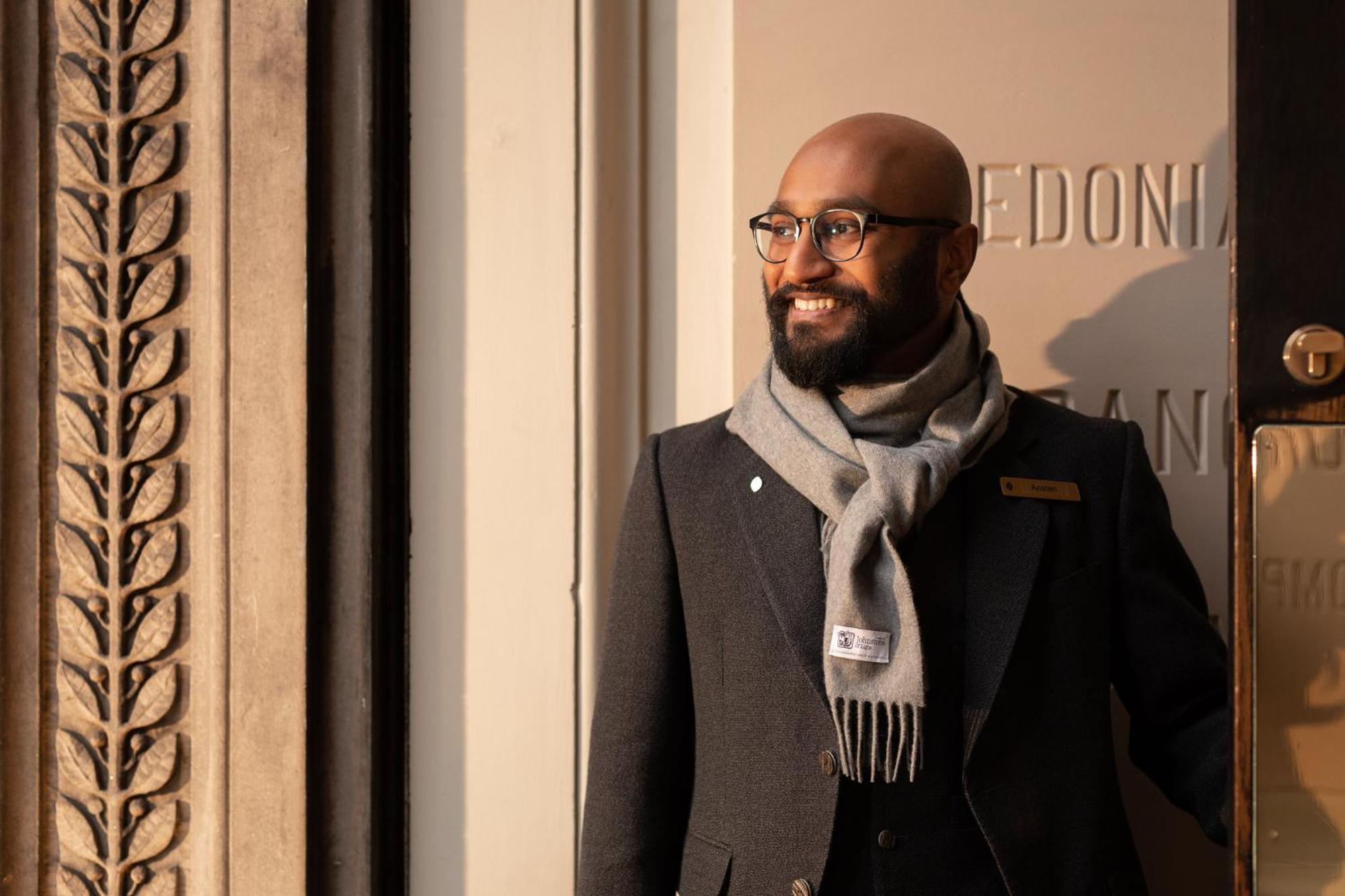 Intercontinental Edinburgh The George By Ihg Hotel Ngoại thất bức ảnh A doorman at the London InterContinental Hotel