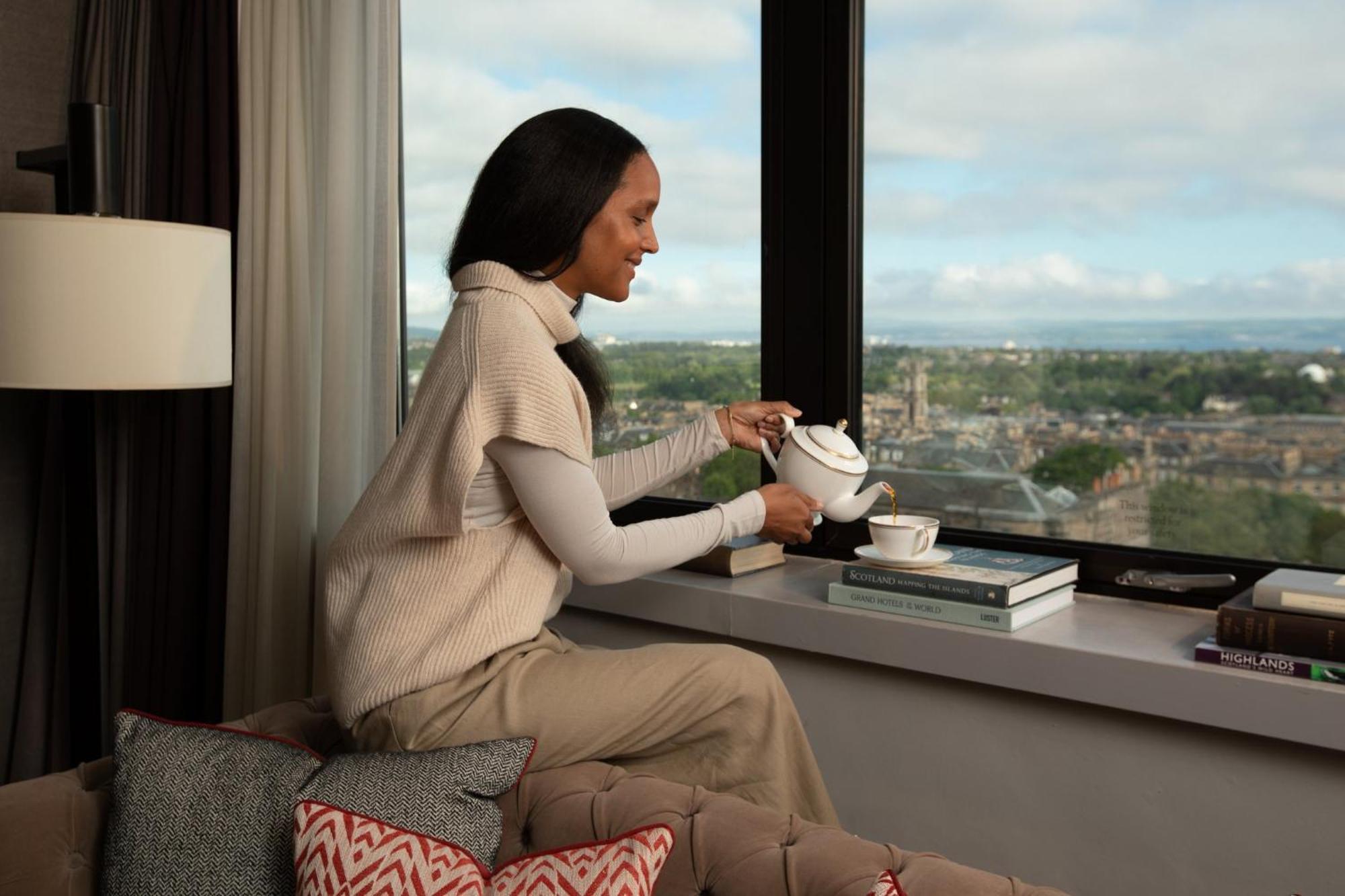 Intercontinental Edinburgh The George By Ihg Hotel Ngoại thất bức ảnh A woman enjoying a cup of tea