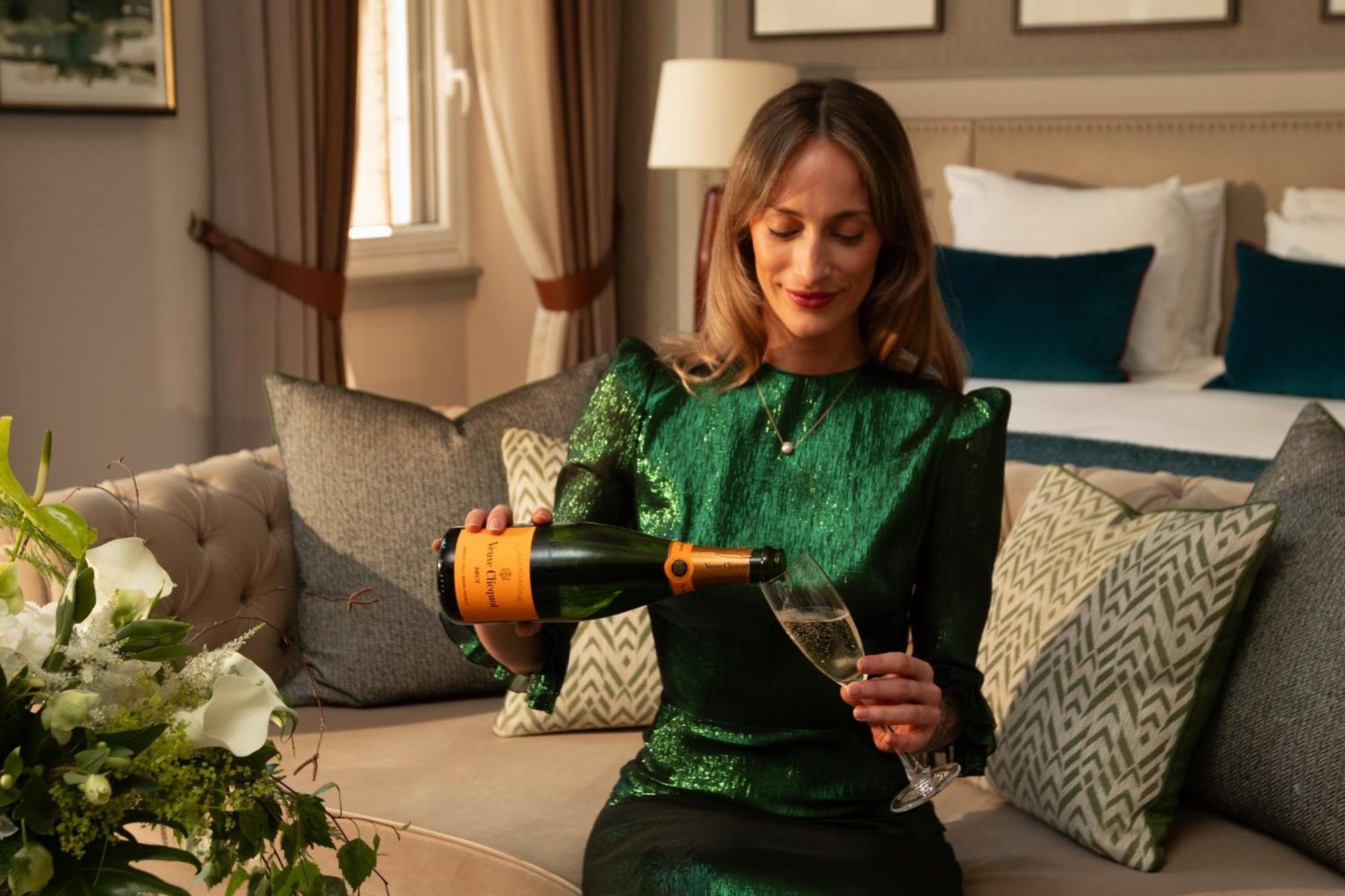 Intercontinental Edinburgh The George By Ihg Hotel Ngoại thất bức ảnh A woman pouring a glass of champagne