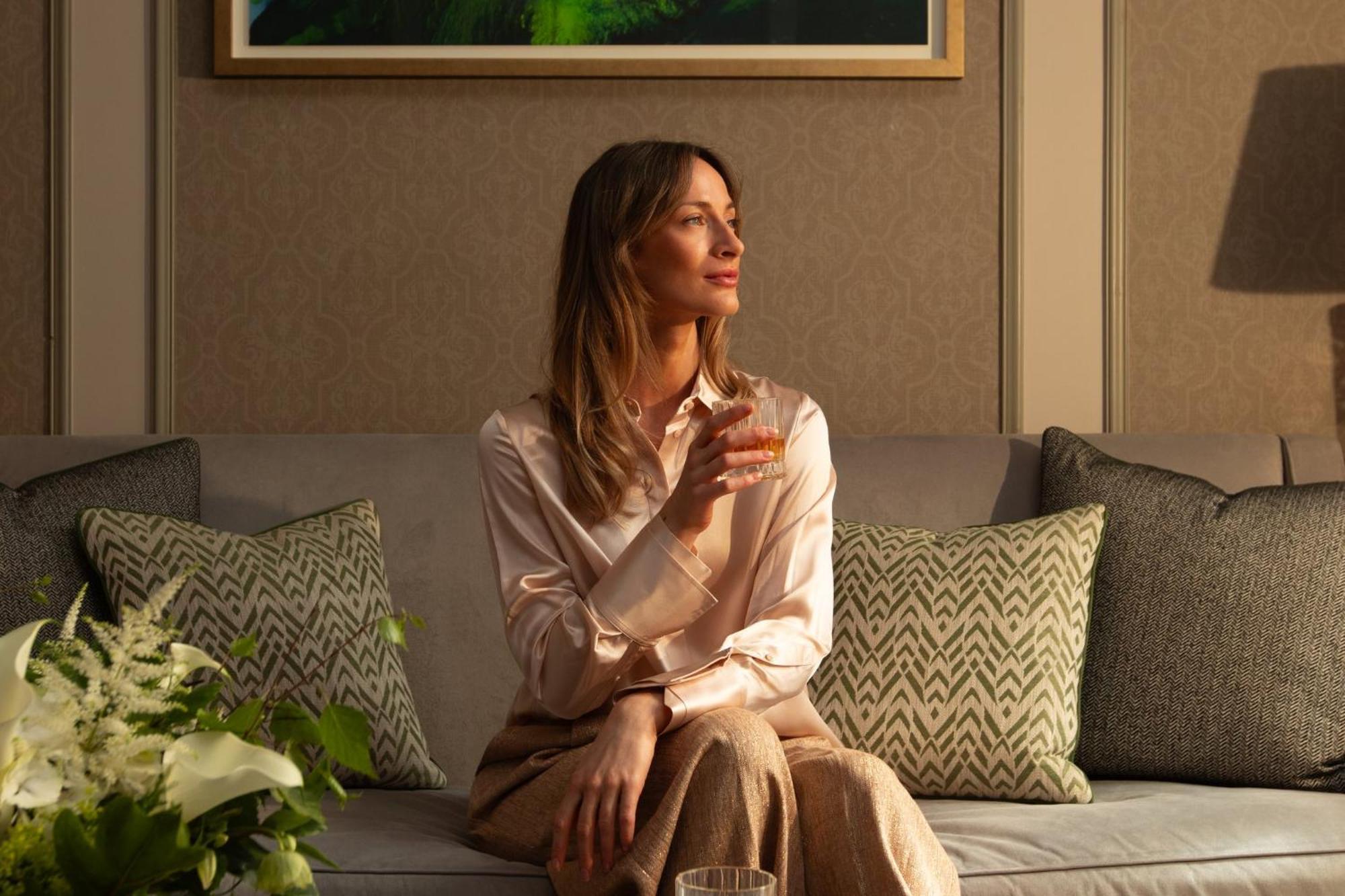 Intercontinental Edinburgh The George By Ihg Hotel Ngoại thất bức ảnh A woman wearing a silk shirt