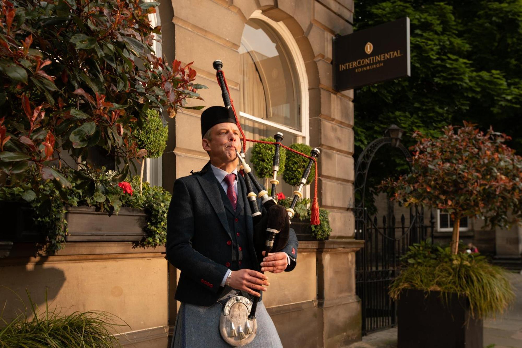 Intercontinental Edinburgh The George By Ihg Hotel Ngoại thất bức ảnh Piper at the entrance of the hotel